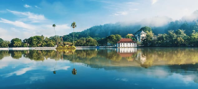 Sri Dalada Maligawa sul lago, Kandy